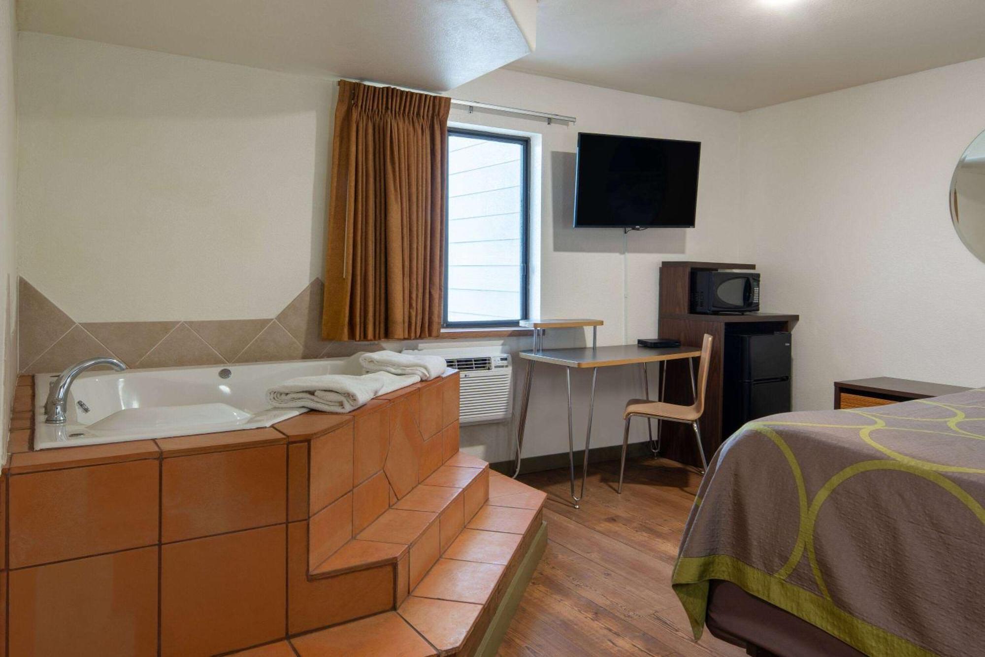 Super 8 By Wyndham Livingston Yellowstone Exterior foto